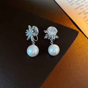 Snow Pearl Ear Clip HE11693